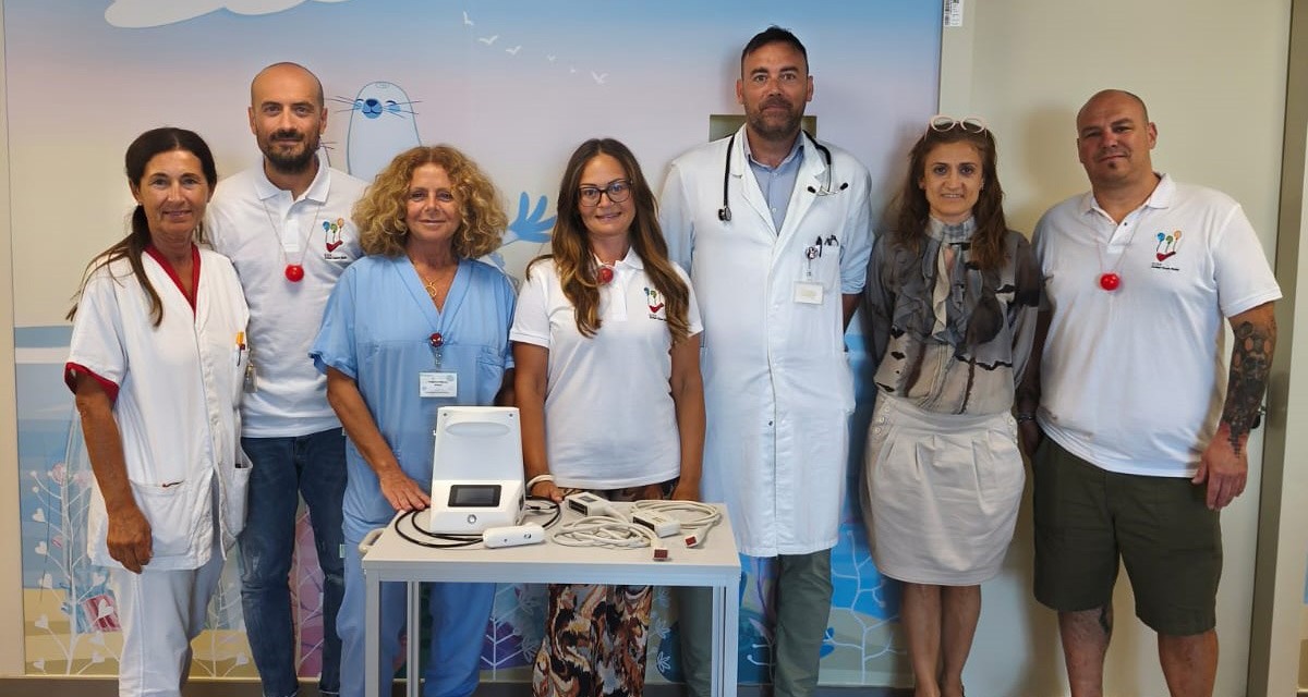 Dottor Clown non dona solo sorrisi: dalla raccolta fondi 10.000 euro, investiti in nuovi strumenti medici