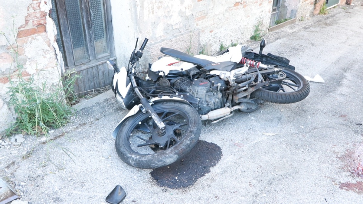 Grave incidente nei pressi di San Vito: 18enne in condizioni critiche dopo lo schianto con un furgone -