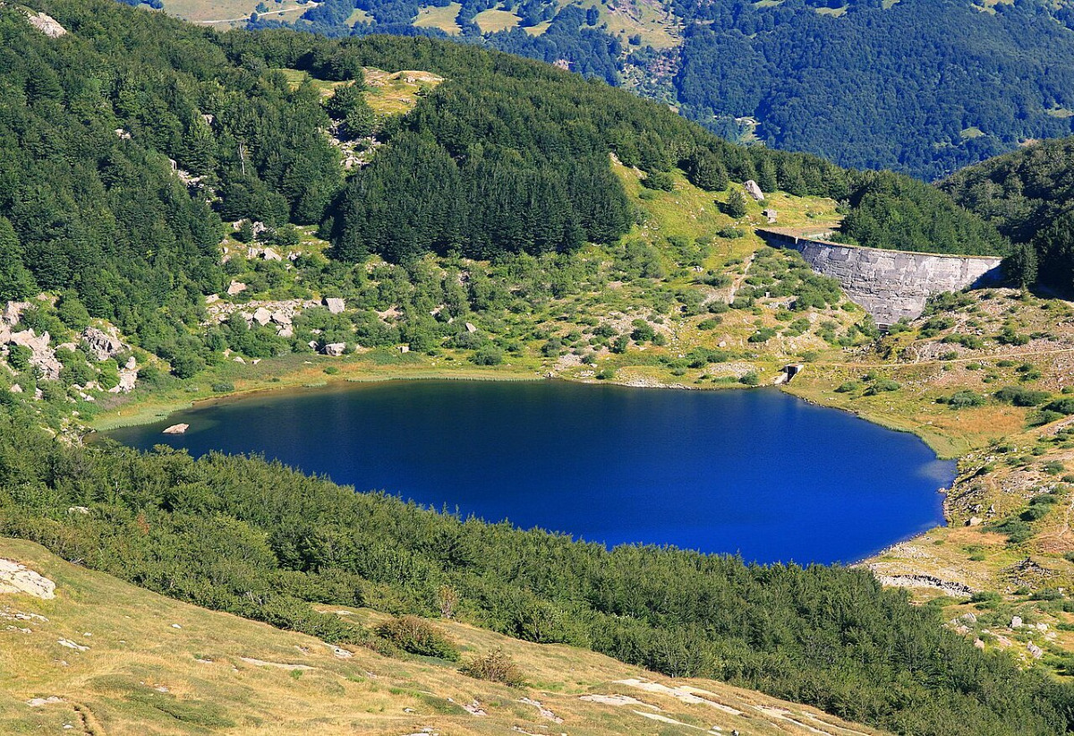 Un luogo che sfida ogni aspettativa: il Lago Verde di Parma tra leggende e scoperte incredibili - Foto: Giorgio Tanzi/Wikipedia