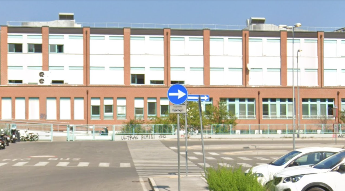 Tensioni al Liceo Serpieri, i sindacati chiedono l’intervento dell’Ufficio scolastico regionale - Gli esterni del Liceo Serpieri