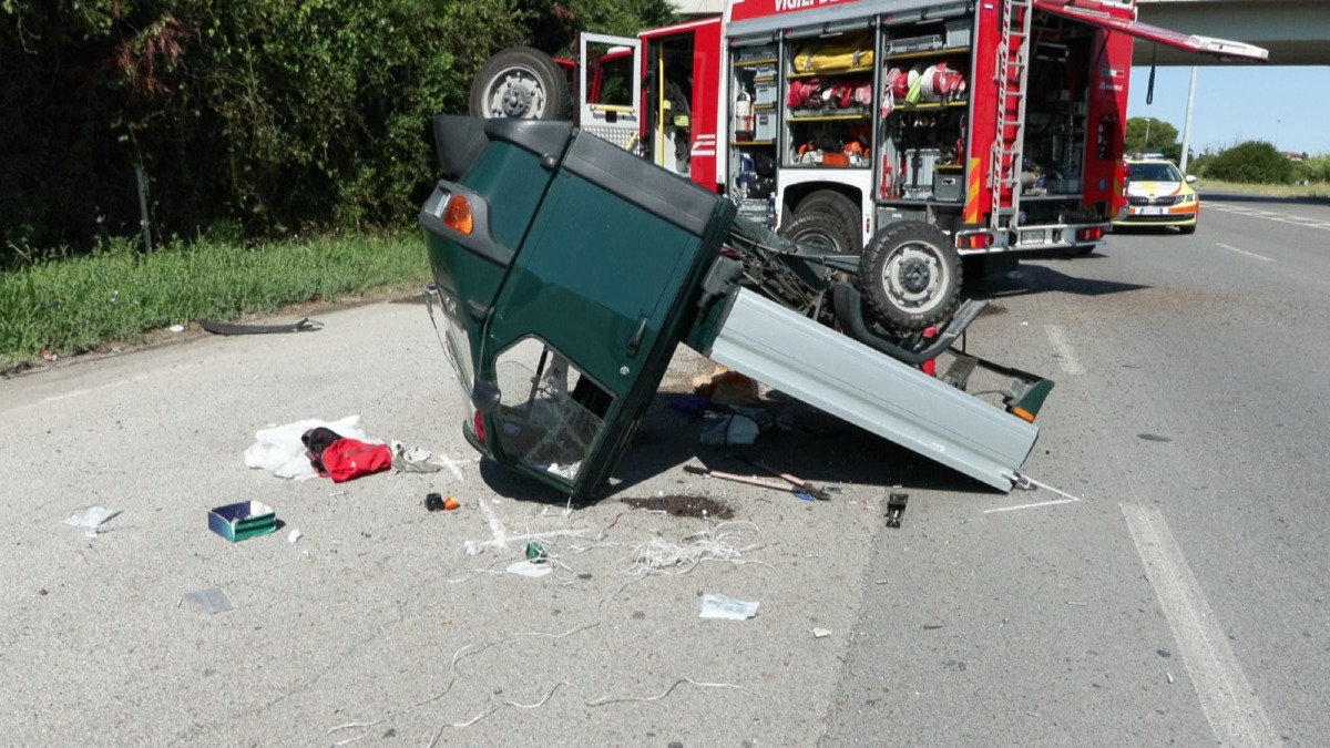 Ancora un incidente sulla via Emilia: apecar si scontra con una moto e si ribalta -