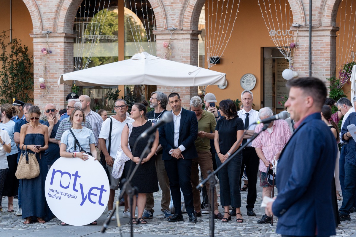 Santarcangelo, Il sindaco Sacchetti difende il Festival: “Non zittire l’arte” -