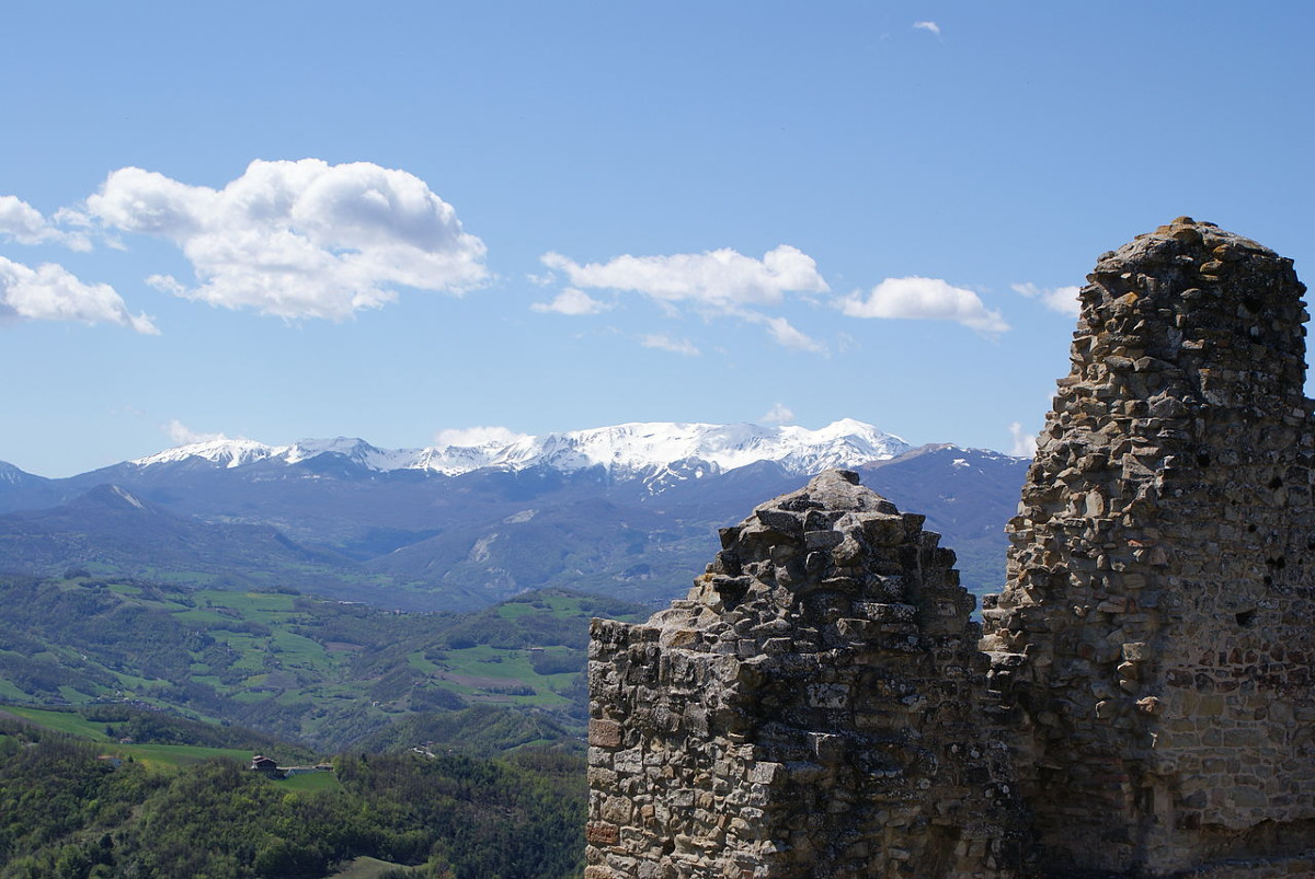 Il gigante che dorme tra le nuvole: il monte Reggio Emiliano tra panorami e leggende incredili - Foto: Paolo Picciati/Wikipe