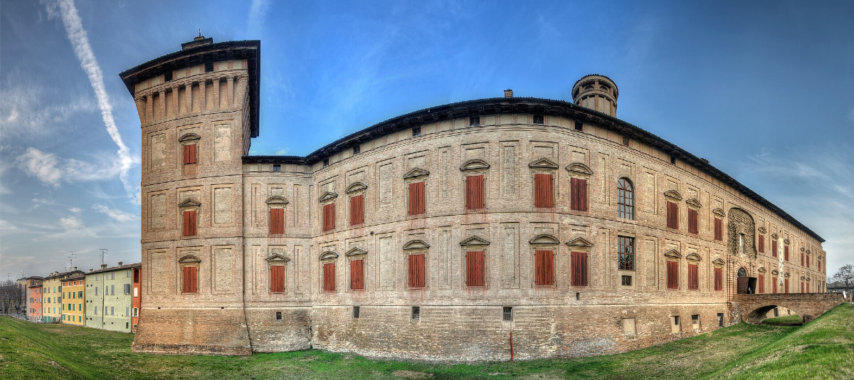 Un’architettura che nasconde più di quanto immagini: la Rocca dei Boiardo e la sua assurda storia - Foto: Giorgio Galeotti/Wikipedia