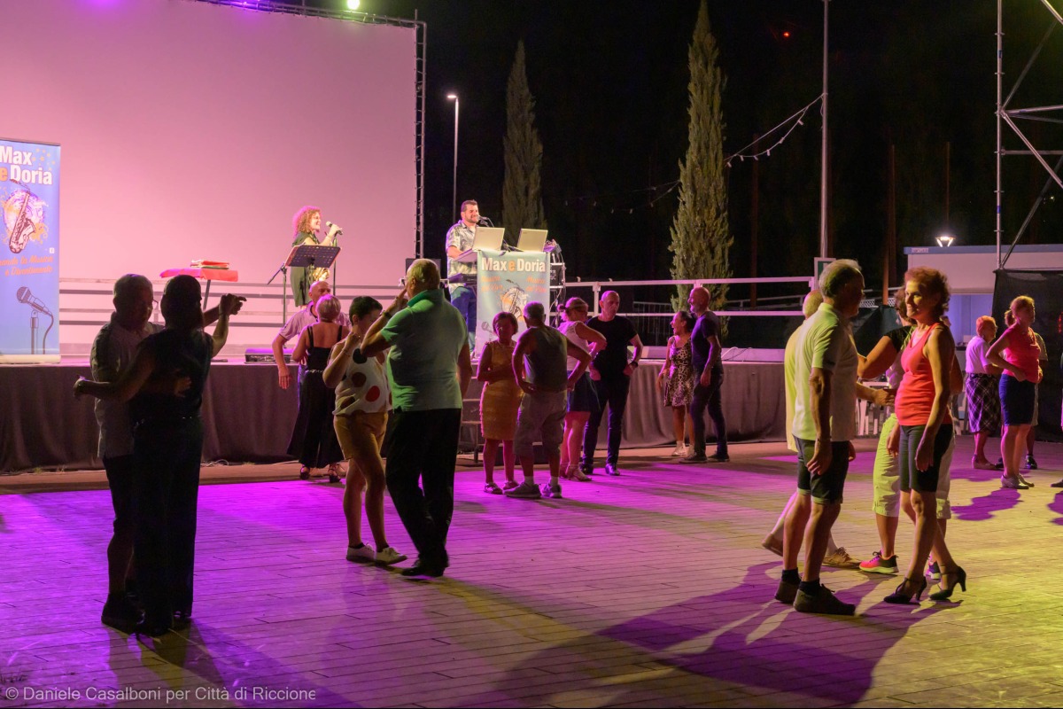 Balera Verdemare: l’estate riccionese tra liscio, balli di gruppo e folclore -
