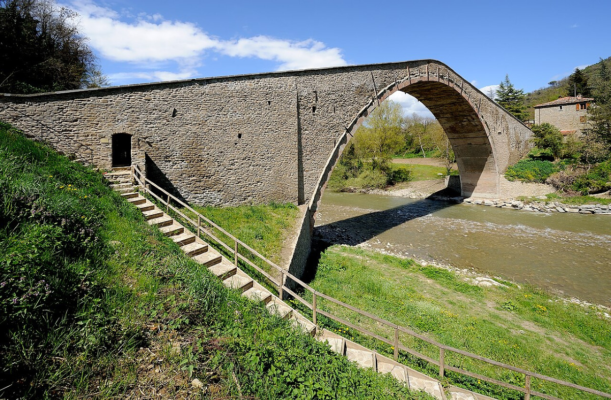 Sospeso nel tempo e nei misteri: il ponte bolognese con una spettacolare arcata ed una leggenda assurda - Foto: Valter Turchi/Wikipedia