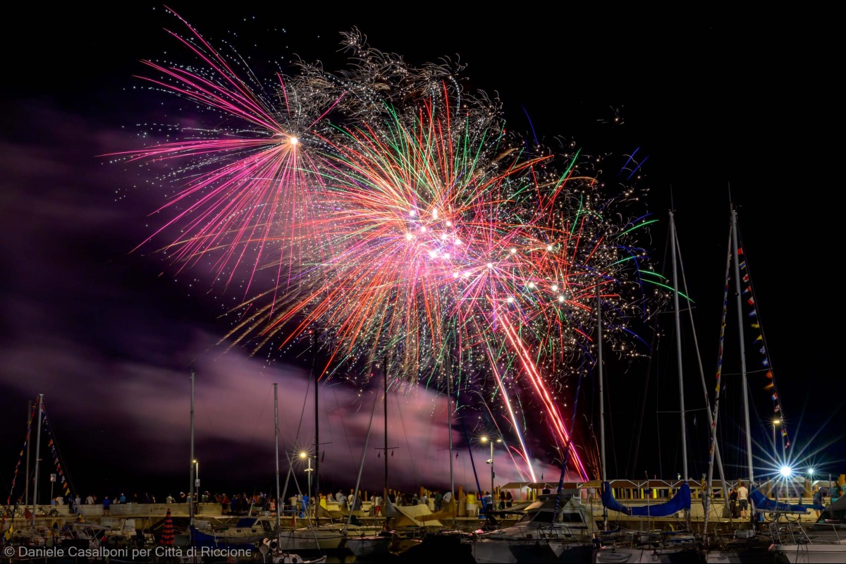 Riccione celebra la Madonna del Mare con veleggiate, processione e fuochi d'artificio - 