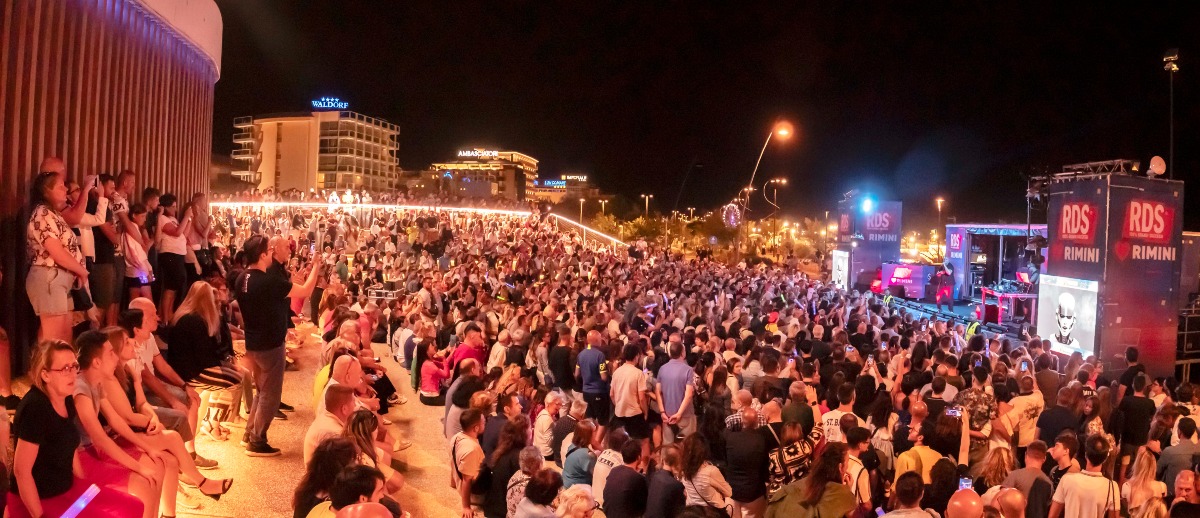 Piazzale Kennedy in festa con gli Eiffel 65: Rimini si è accesa nella serata clou di Rds -