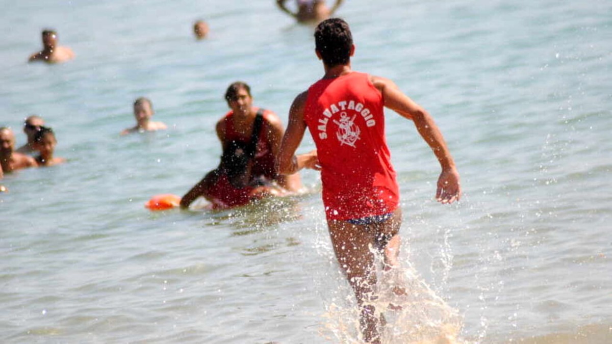 Rimini, salvataggio in mare: Ispettore della Polizia fuori servizio eroe per due donne -