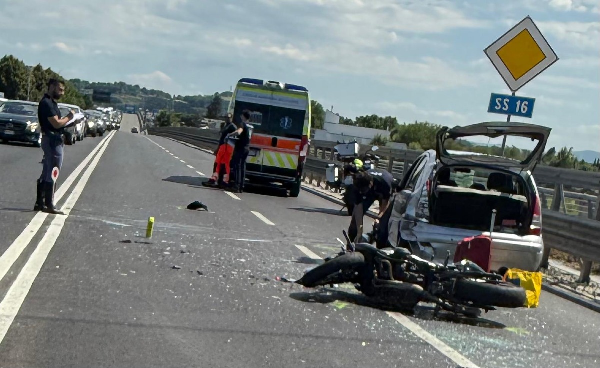 Rimini, tamponamento tra moto e auto: traffico in tilt sulla via Circonvallazione Nuova -