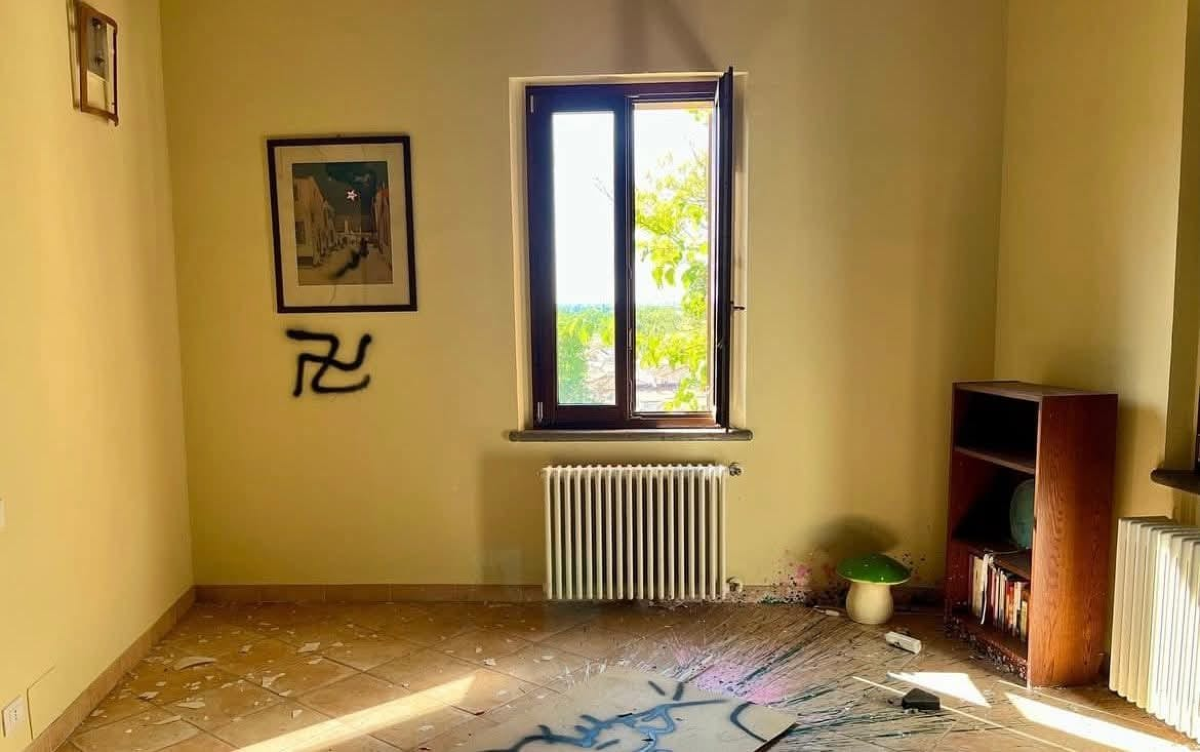 Vandali in azione a Cattolica: svastiche e danneggiamenti alla sede Anpi -