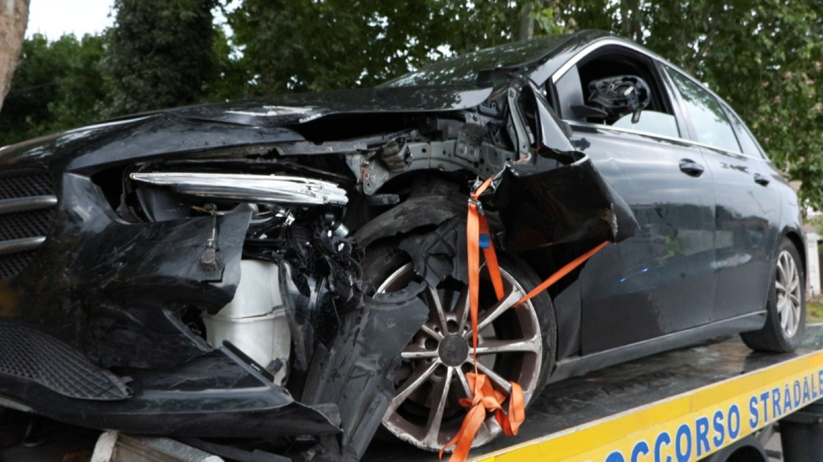 Rimini, spaventoso scontro tra un'auto e uno scooter T-Max alla Colonnella: grave 50enne -