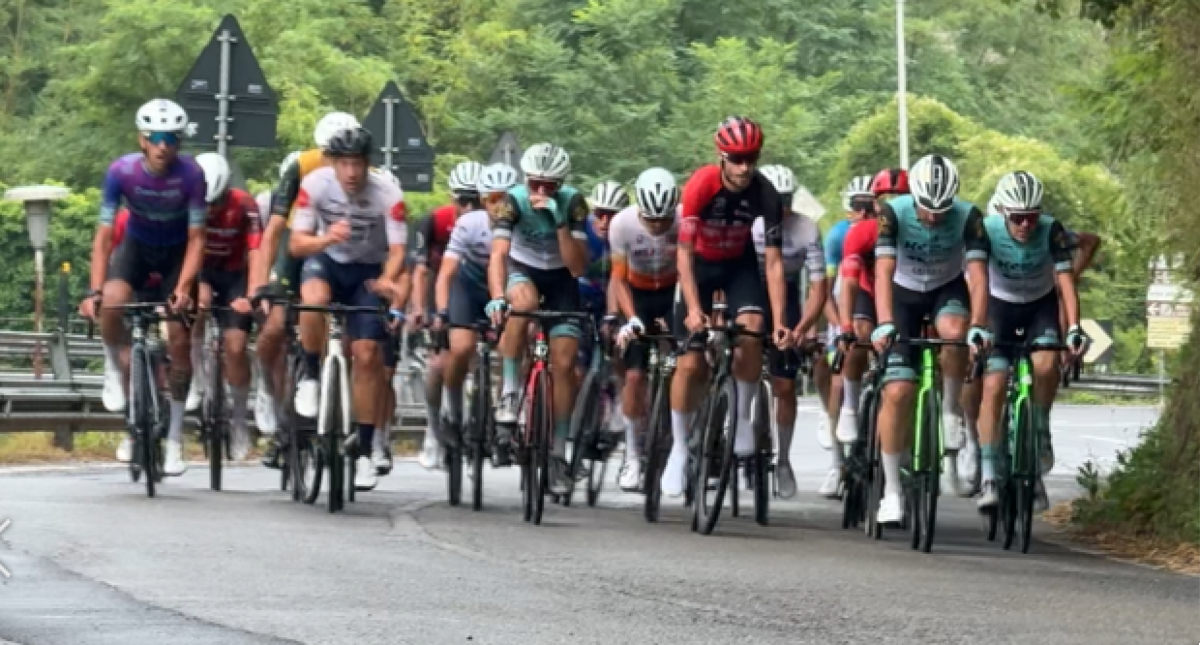 Spettacolo alla prima Granfondo del Mito: grande successo a Bagno di Romagna - Il gruppo dei primi, un momento della gara