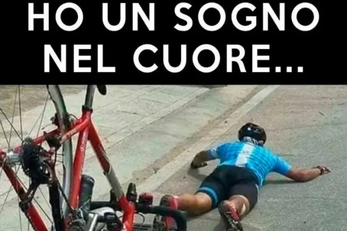 "Romagnoli Popolo Eletto" nella bufera: insulti ai ciclisti, scatta la denuncia - Una delle immagini postate da “Romagnoli Popolo Eletto” e contestate