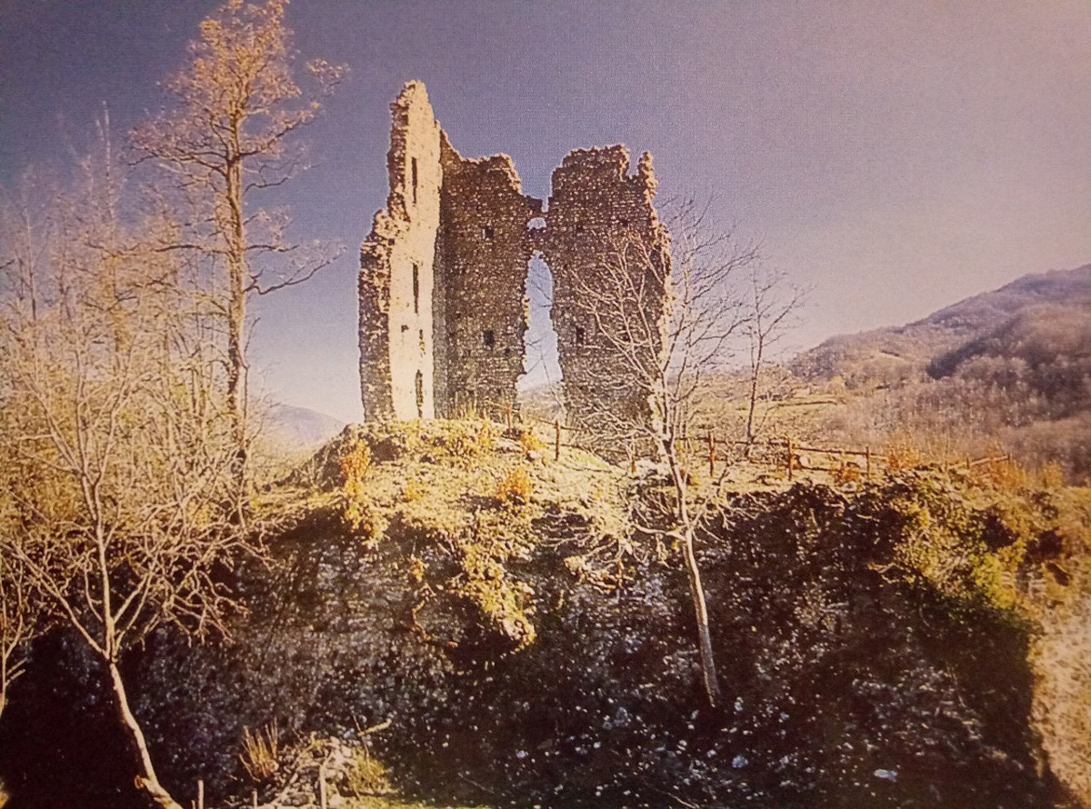 Ogni pietra racconta una storia mai ascoltata: il castello parmense tra misteri e leggende assurde - Foto: Sconosciuto/Wikipedia