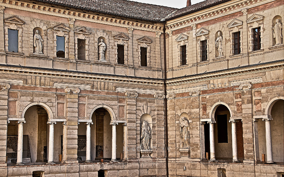 Autentica rarità nel centro storico di Reggio Emilia: gli stupefacenti chiostri che pochi conoscono - Foto: Caba2011/Wikipedia