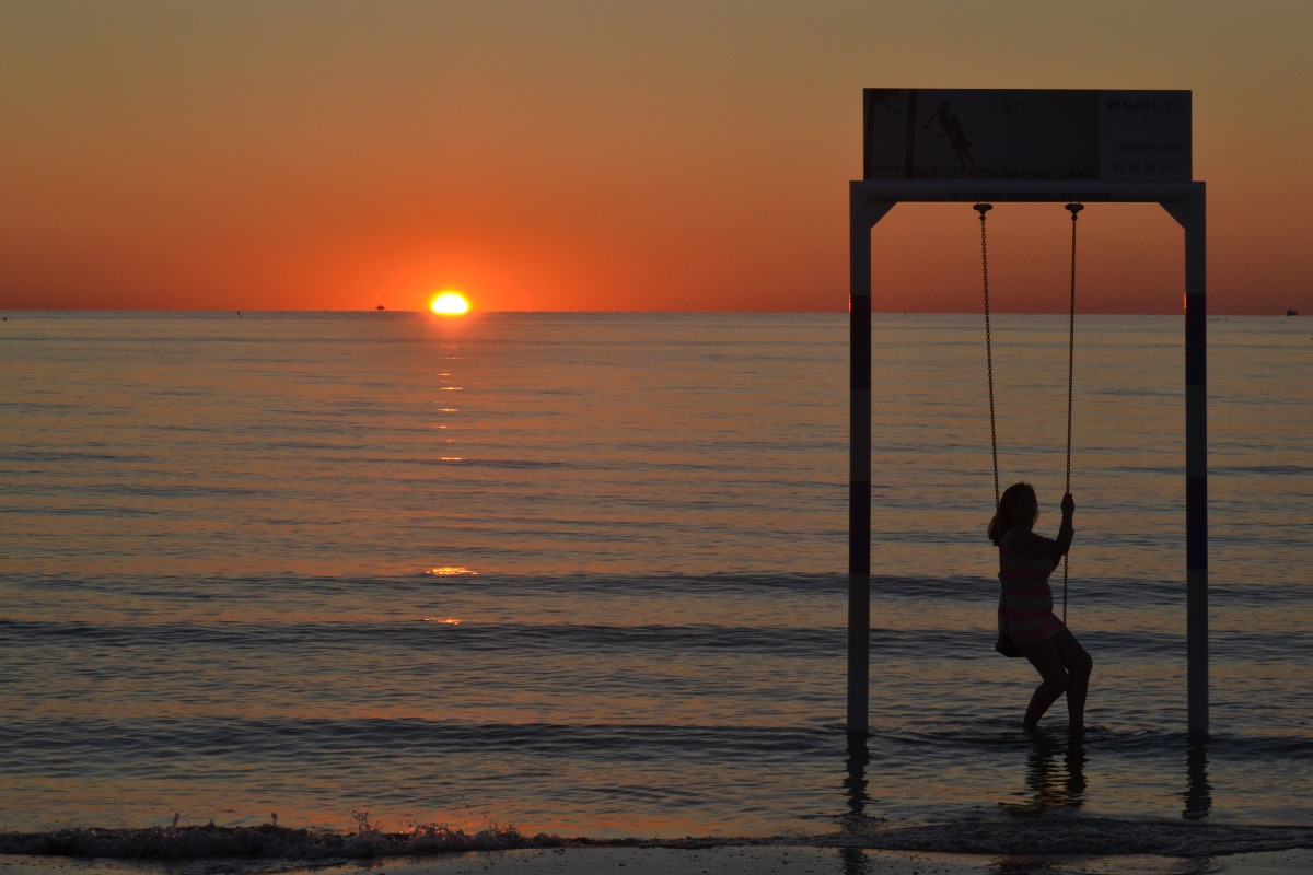 Dieci anni di altalene tra le onde: la tradizione balneare di Rimini continua -
