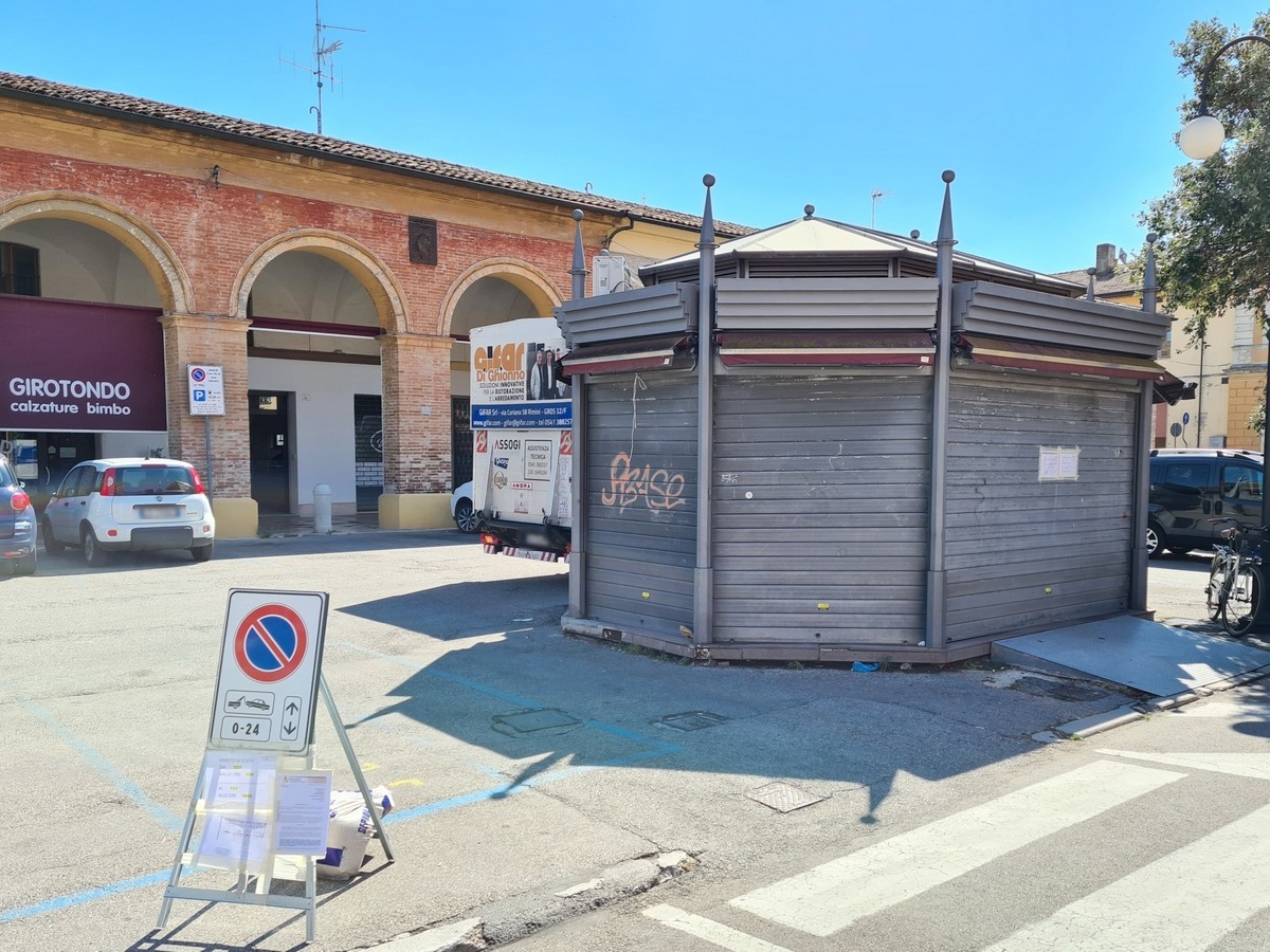 Santarcangelo, addio definitivo alla storica edicola: partita la demolizione -