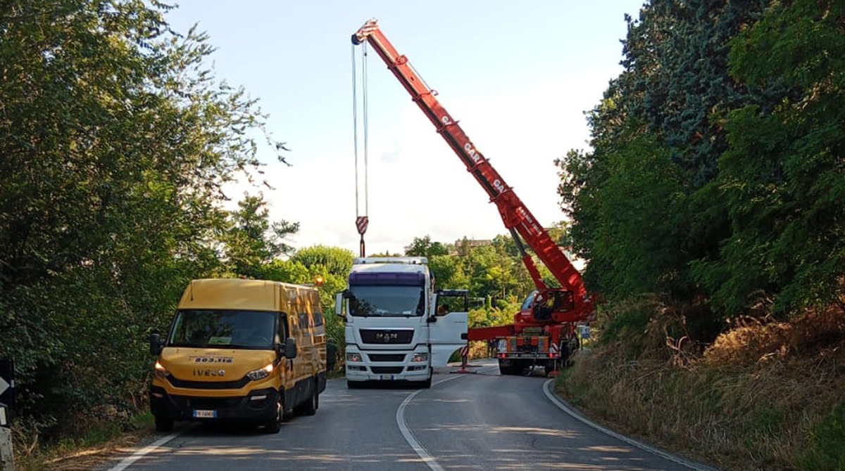 Camion finisce fuori strada a Ponte Verucchio -