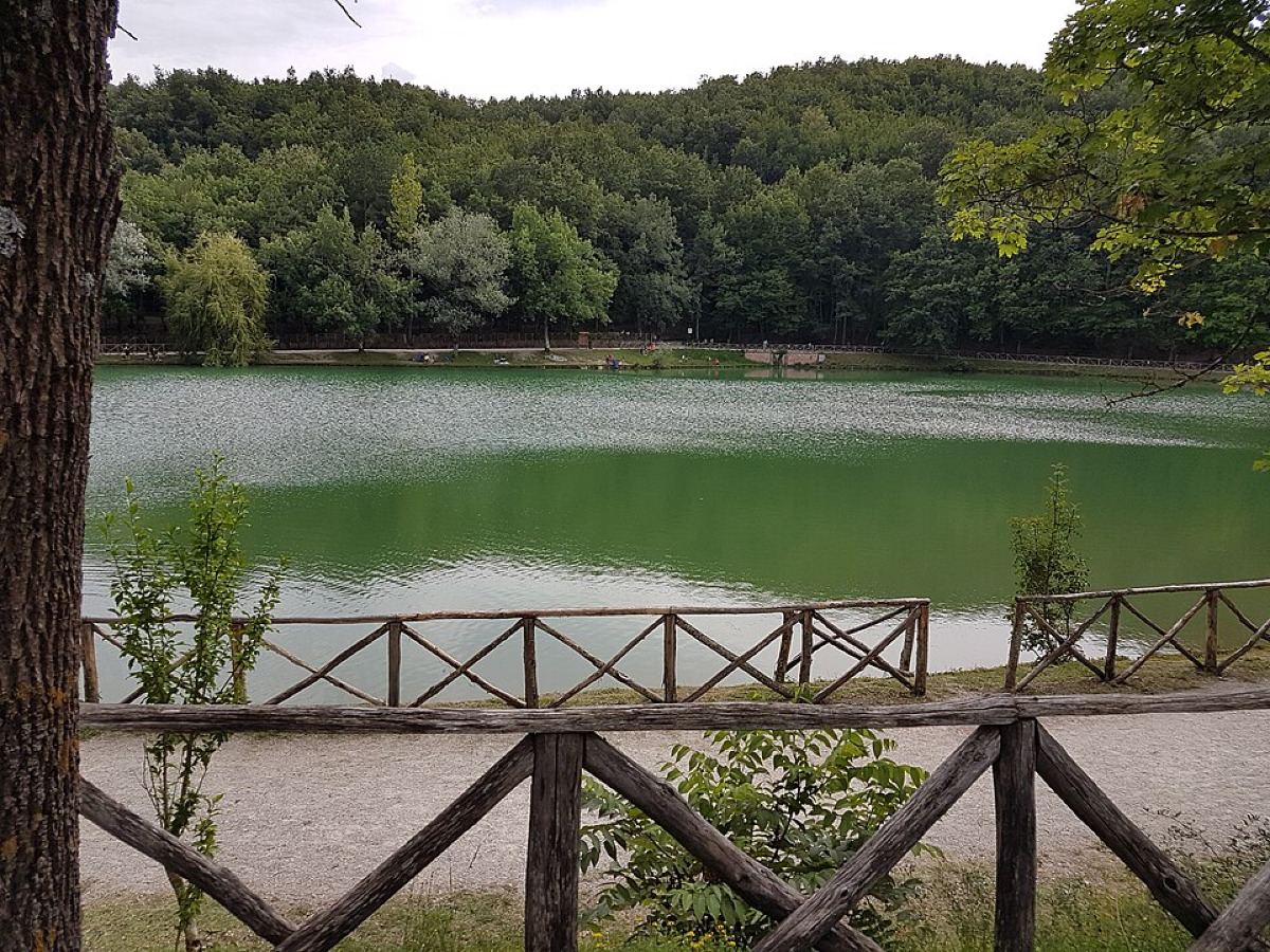 Il lago segreto dell’Appennino: a Pennabilli c’è uno specchio d’acqua così raro che pare un miraggio - Foto: Bultro/Wikipedia