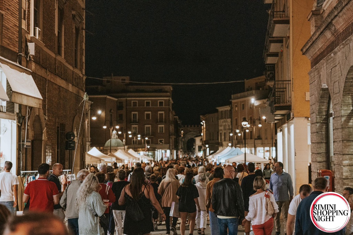 Rimini Shopping Night, il centro storico si accende tra musica, cibo, mercato e mostre -
