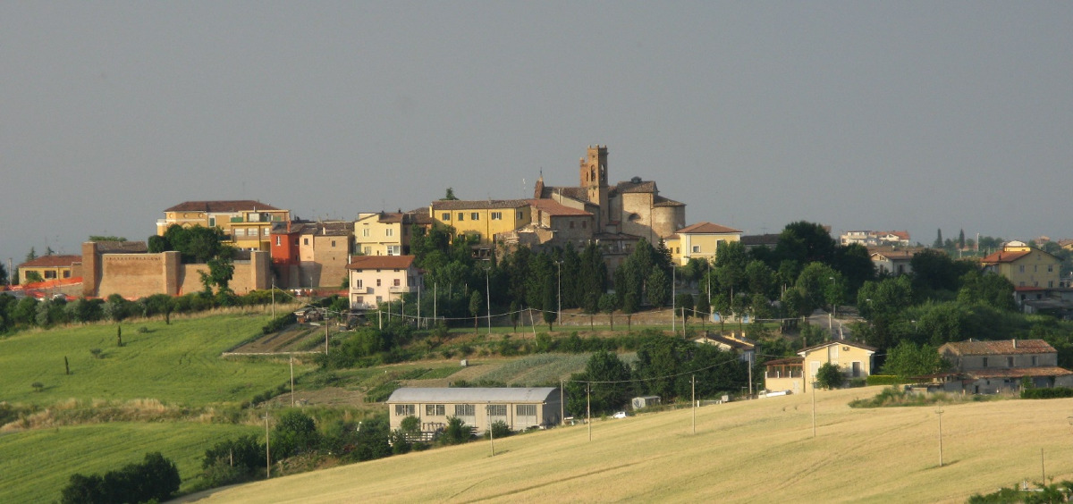 Un angolo di Romagna dove il vino racconta la storia, il borgo che custodisce un patrimonio nascosto da secoli - Foto: Toni Pecoraro/Wikipedia