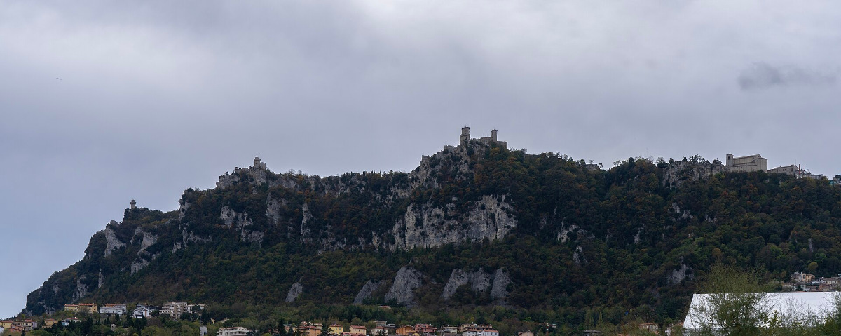 Dove storia e natura si incontrano, Monte Titano e il suo passato sconosciuto che ti lascerà senza parole - Foto: Fiat 500e/Wikipedia