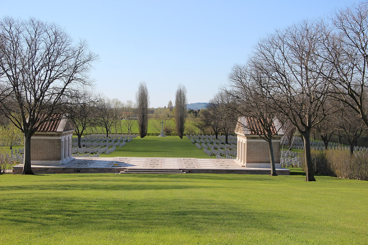 Un luogo di silenzio tra le colline di Rimini, il cimitero di guerra emiliano che pochi conoscono - Foto: Cappelletti.roberta/Wikipedia