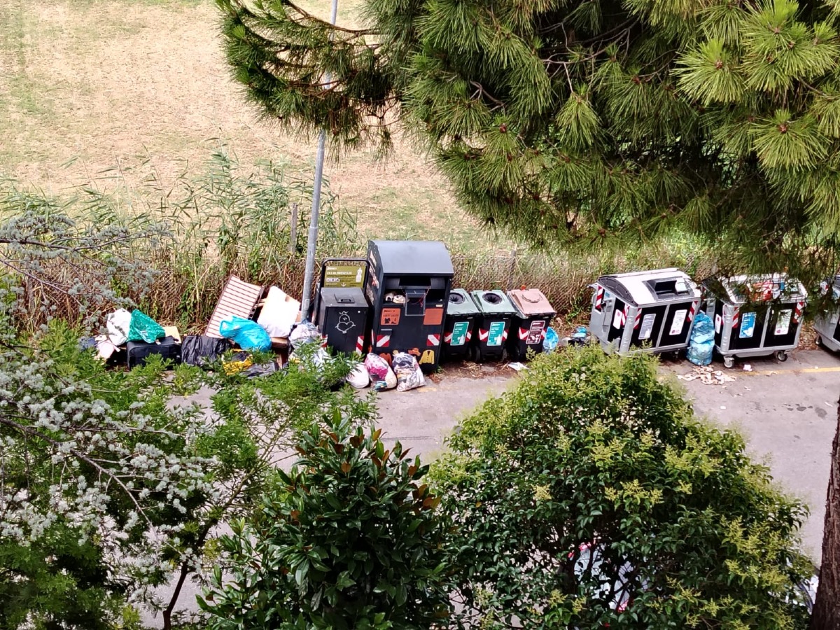 Rifiuti accumulati intorno ai cassonetti: due segnalazioni - Immondizia abbandonata in via Gravina