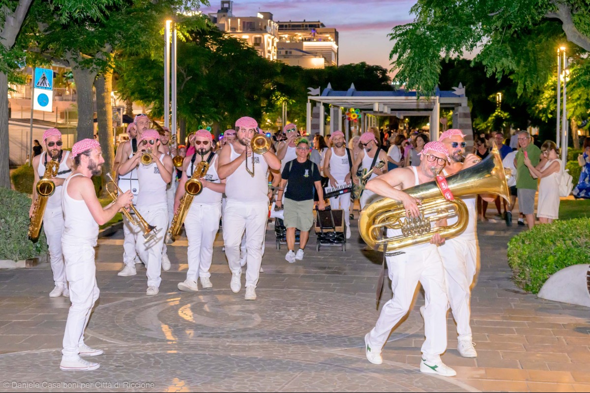 Riccione balla con RED: street style e percussioni animano la serata sul mare -