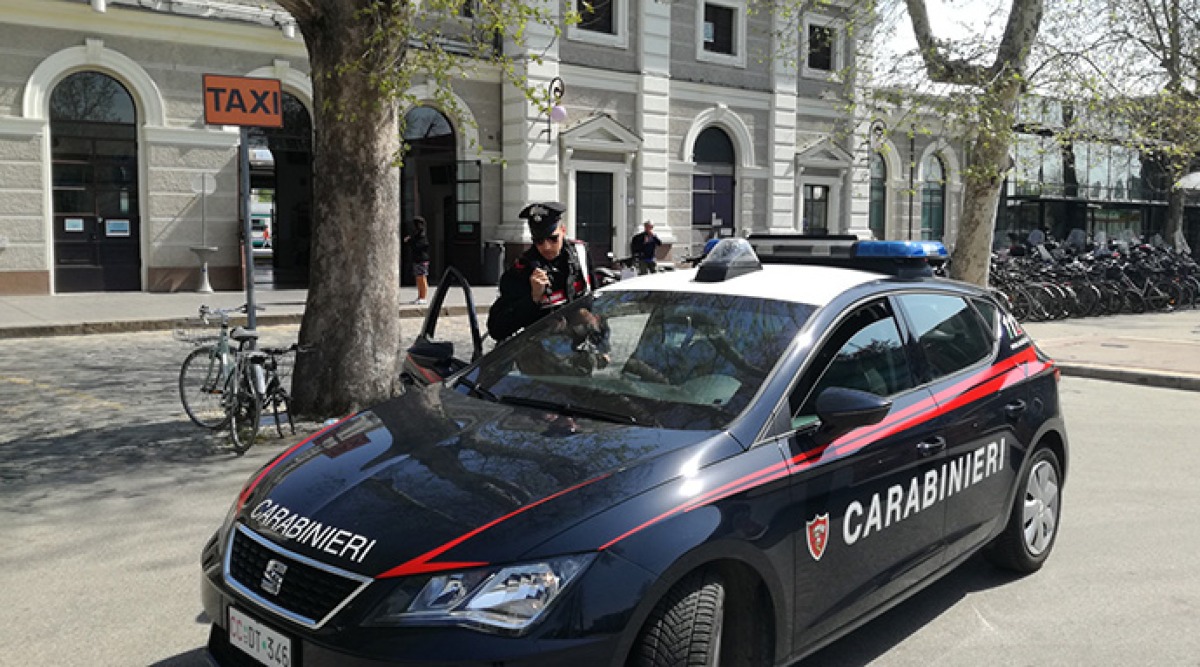 Molesta madre e figlia sul treno, poi prende a calci e pugni i carabinieri: arrestato 36enne - Archivio
