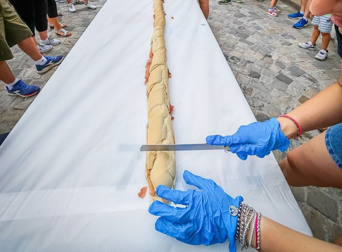 Carpegna festeggia il suo tesoro, torna la Festa del Prosciutto Dop e il Paninone: 130 metri di bontà - Il paninone