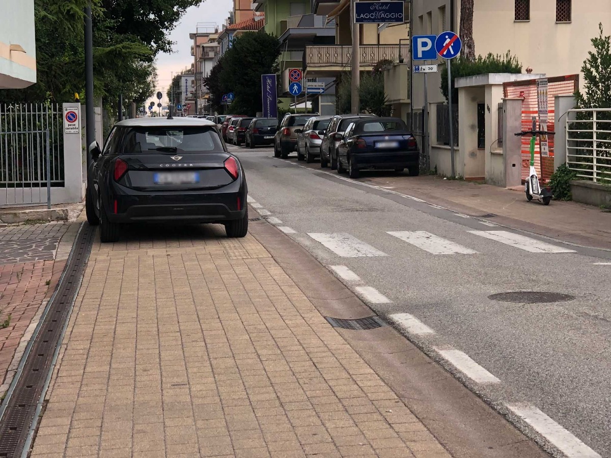 Rimini, marciapiedi occupati dalle auto: la denuncia dei pedoni di Lagomaggio -