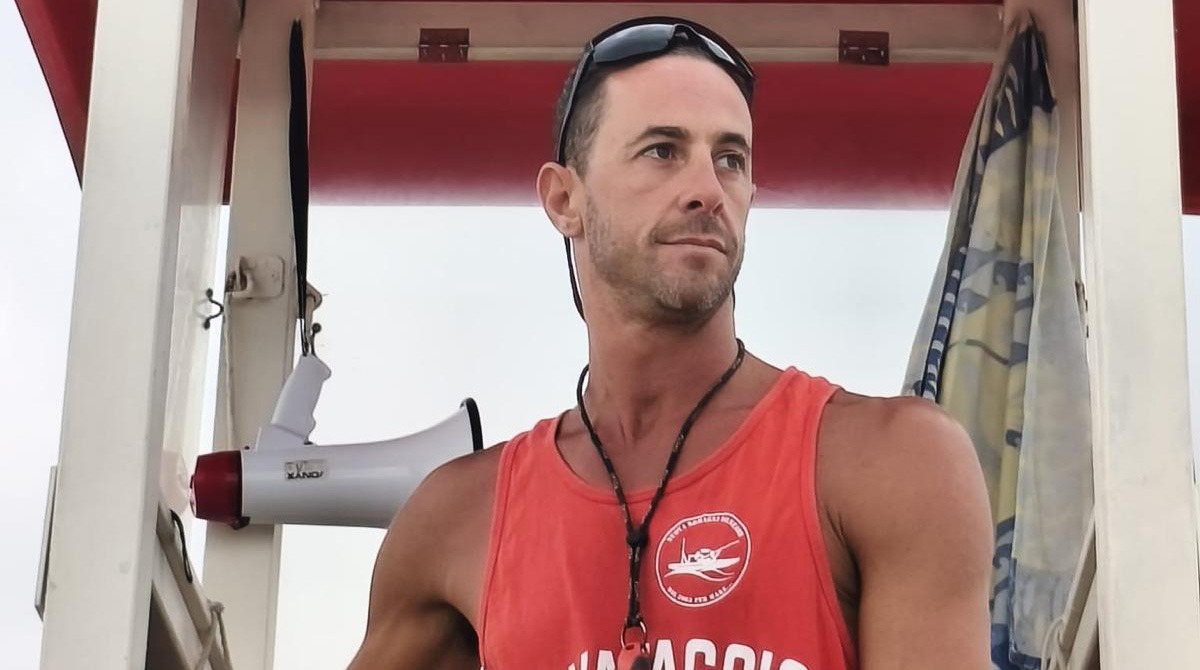 Riccione, padre e figlia trascinati dalla corrente: bagnino li salva a nuoto - Bagnino di salvataggio Andrea Perazzini