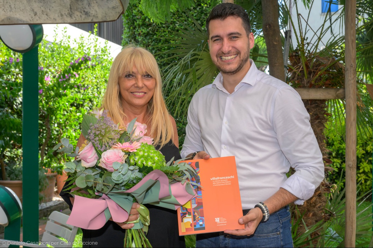 Oltre 60 anni di vacanze a Riccione: premiata la turista come ambasciatrice della città - 