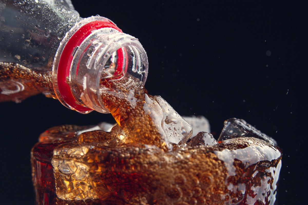 Trump scatenato: cambia la ricetta della Coca-Cola e licenzia la procuratrice del caso Epstein -