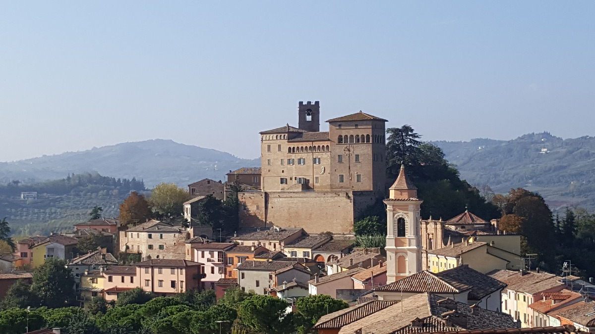 In Emilia-Romagna c'è un borgo che custodisce arte in un castello medievale: sorprende chiunque lo visiti - Foto: Marco Musmeci/Wikipedia