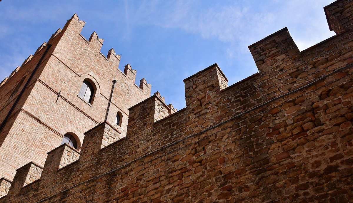 Un gioiello con vista fra storia e rinascita: il castello che nasconde una scoperta inaspettata - Foto: Paulacastelli/Wikipedia