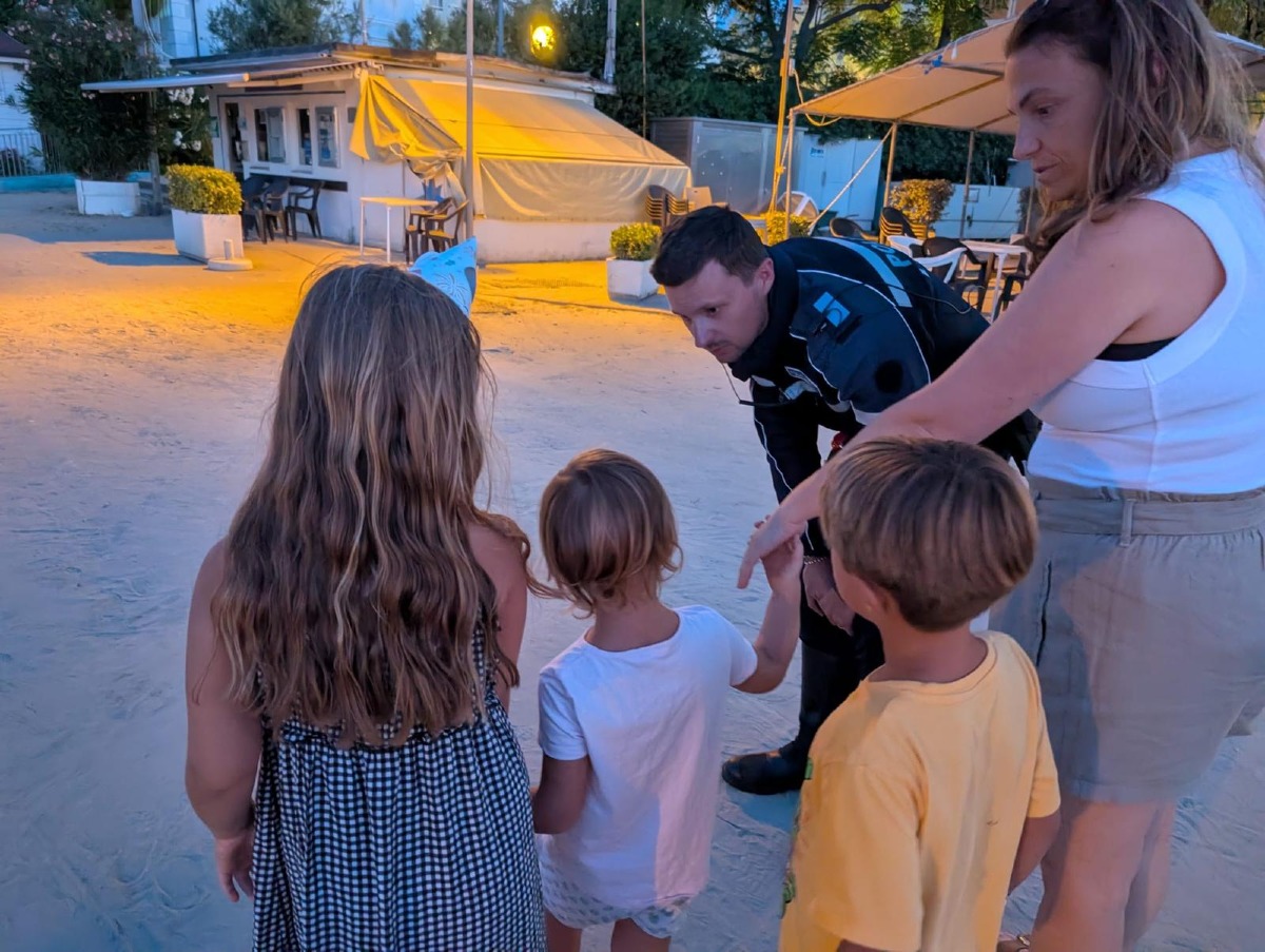 Rimini, bimba di 2 anni si perde sulla spiaggia: ritrovata dopo 45 minuti -