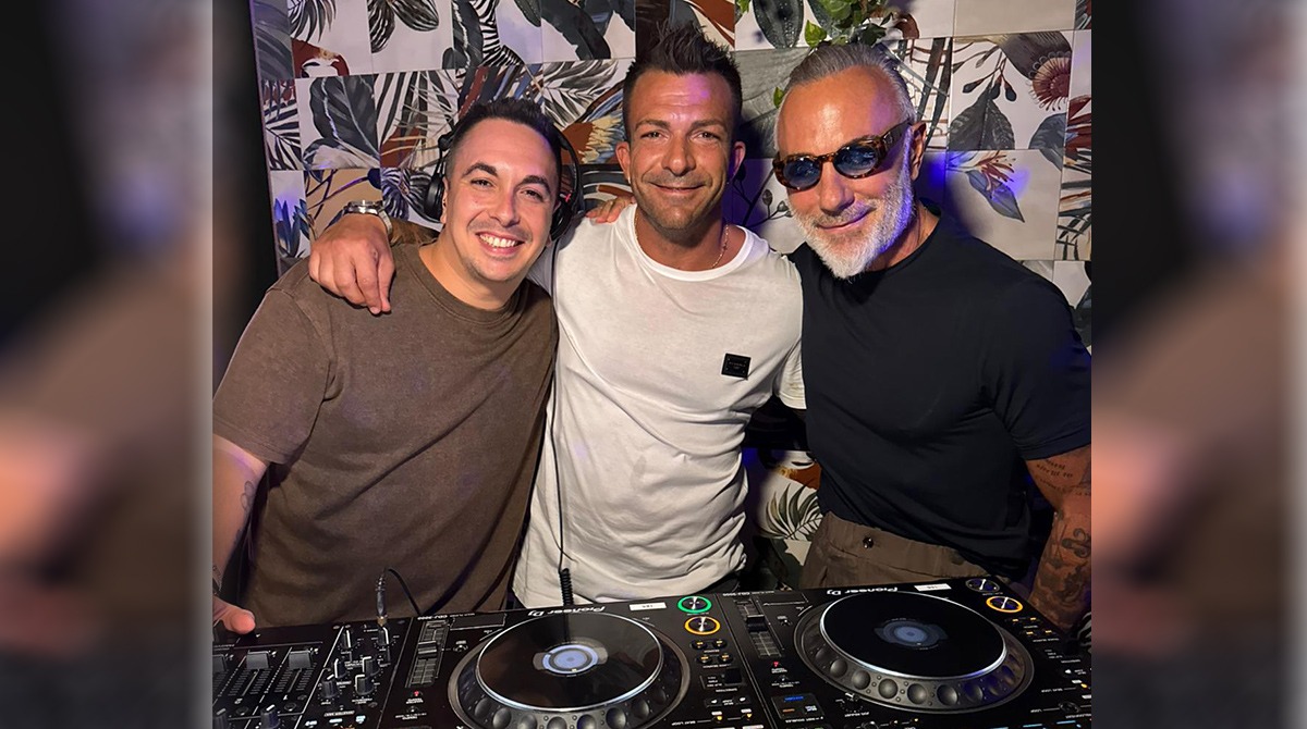 Rimini, che sorpresa in consolle: Gianluca Vacchi improvvisa un dj set al ristorante - il dj e producer Teo Mandrelli, il titolare Luigi Bonifacio e Gianluca Vacchi