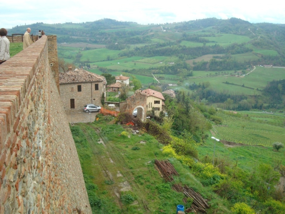 Un balcone naturale tra colline e calanchi, lo straordinario borgo romagnolo con origini millenarie - Foto: Nerijp/Wikipedia