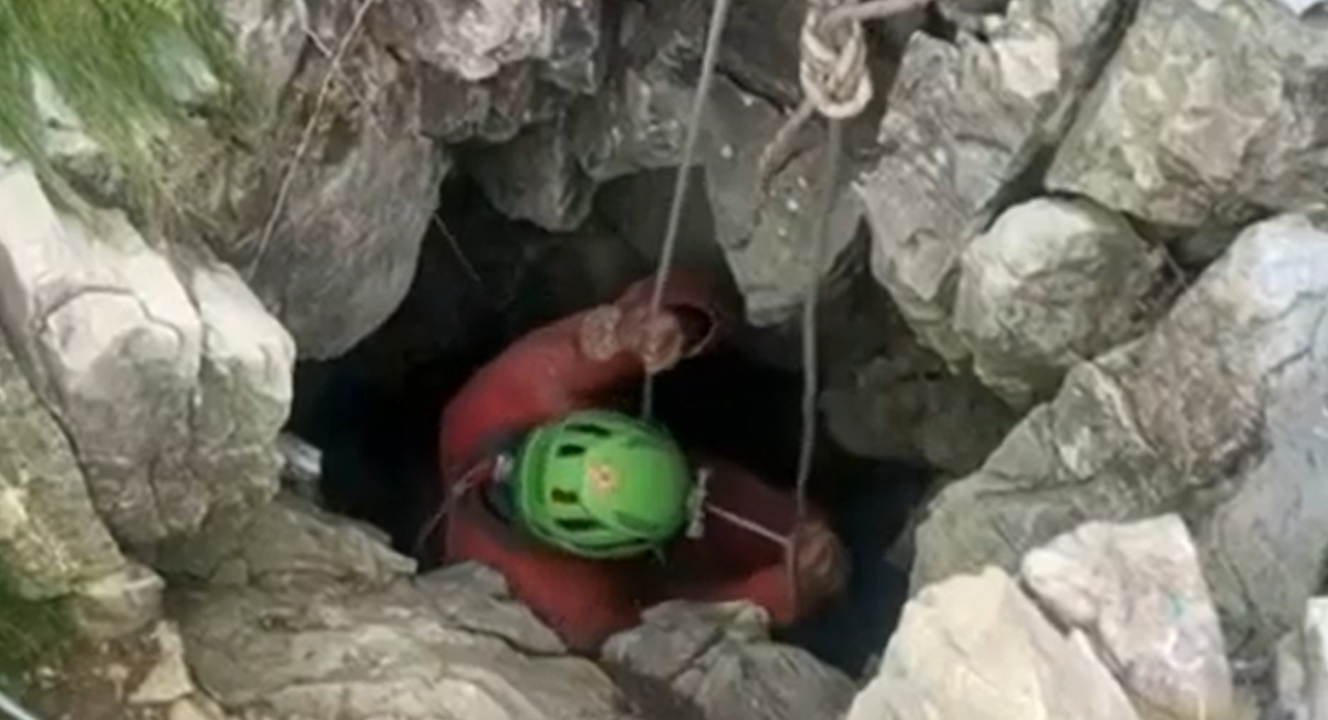 Raggiunto lo speleologo bloccato nell’Abisso Paperino: ricoverato in una tenda a 40 metri di profondità - © Rai