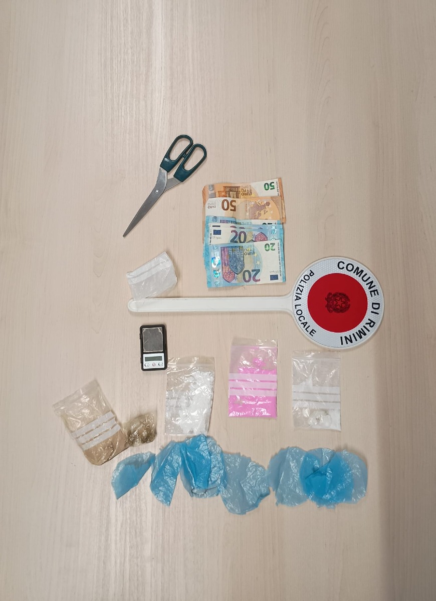 Dalla metanfetamina all’hashish: blitz antidroga a Rimini, tre arresti in diverse zone della città -