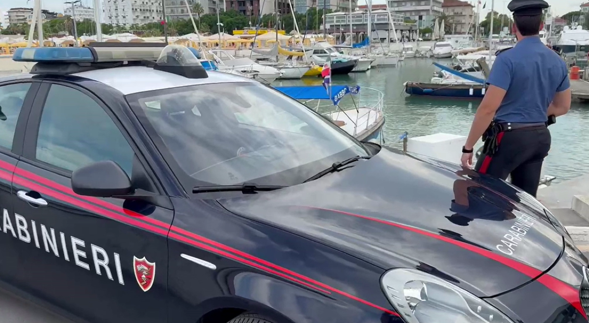 Bimba in carrozzina cade nel porto canale: salvata dal gesto eroico di un carabiniere - Carabinieri al porto canale di Riccione