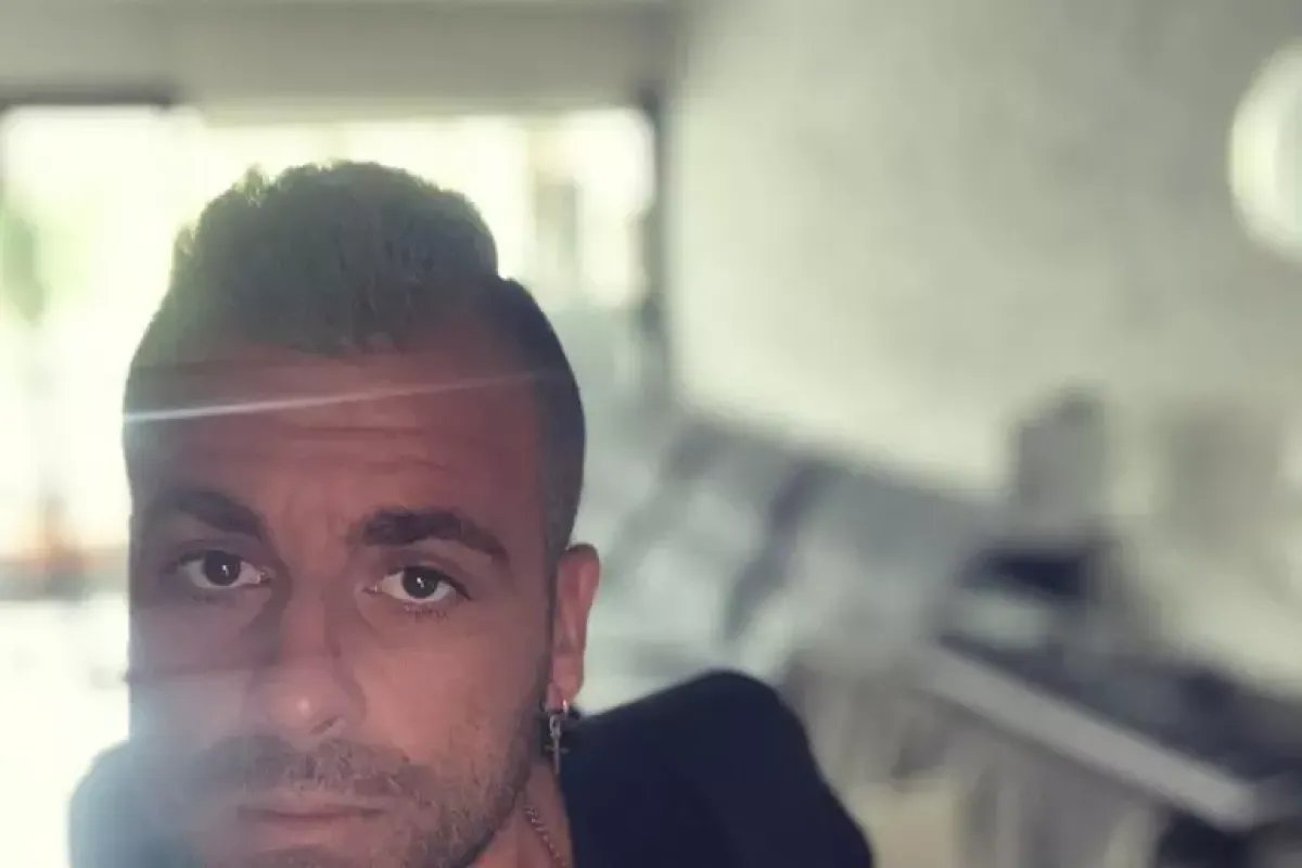 Tragedia a Ibiza, morto il DJ napoletano Godzi: mistero sulle cause del decesso -