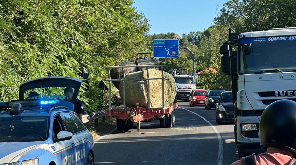Mezzo agricolo carico di fieno si intraversa: coda chilometrica sulla Marecchiese -