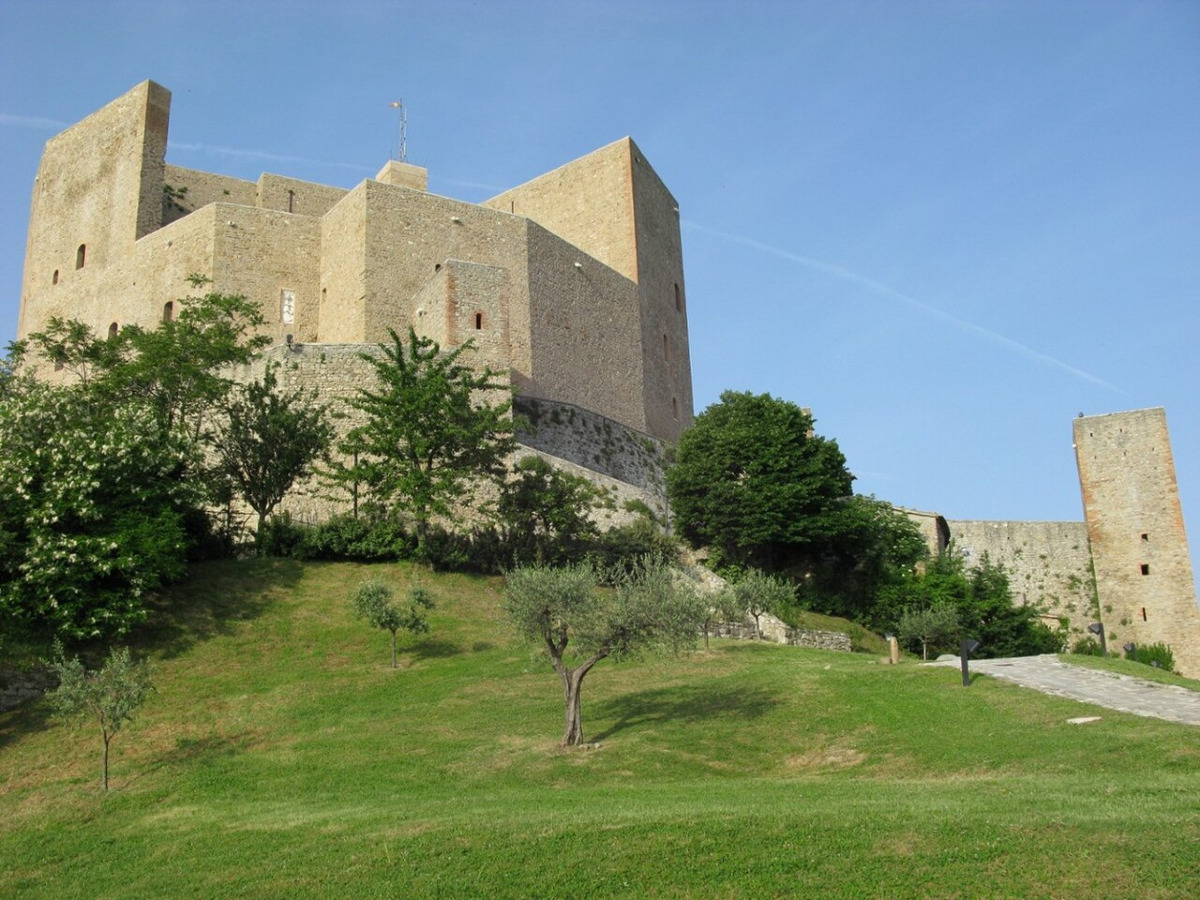 Un gioiello che domina la Val Conca da 700 anni: divenne sia postazione difensiva che dimora di rappresentanza - Foto: Toni Pecoraro/Wikipedia