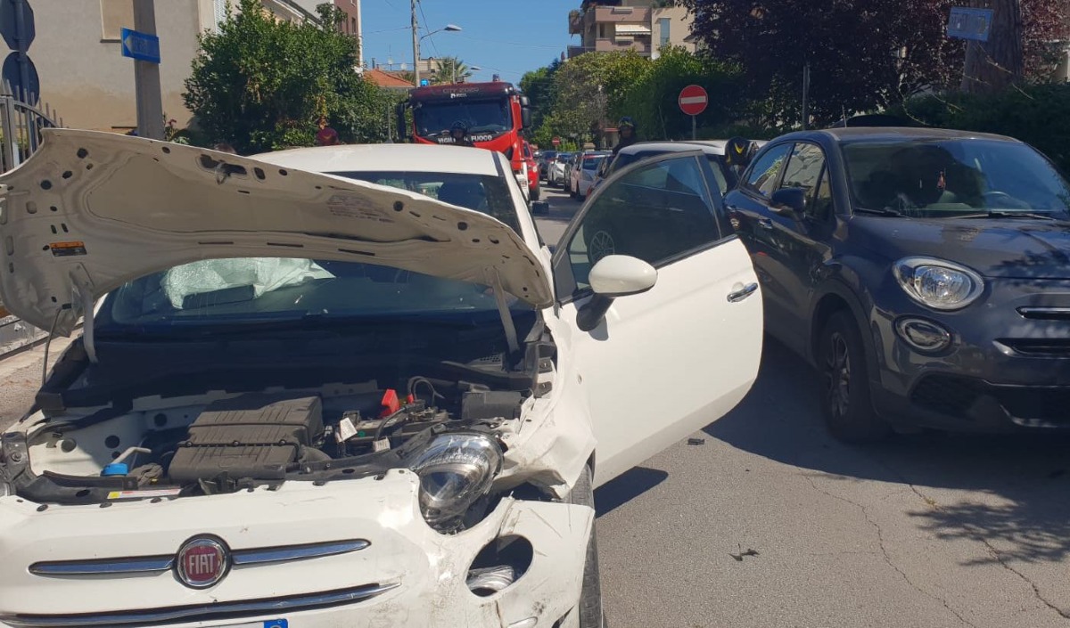 Collisione tra due auto a Rimini: danni gravi ma nessuna conseguenza per gli occupanti -