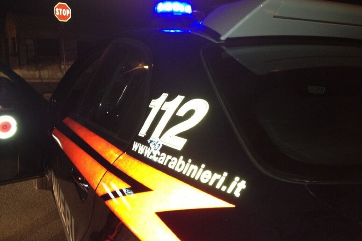 Litiga con la cameriera e lancia un bicchiere addosso a una cliente: arrestato 23enne - Foto Ansa
