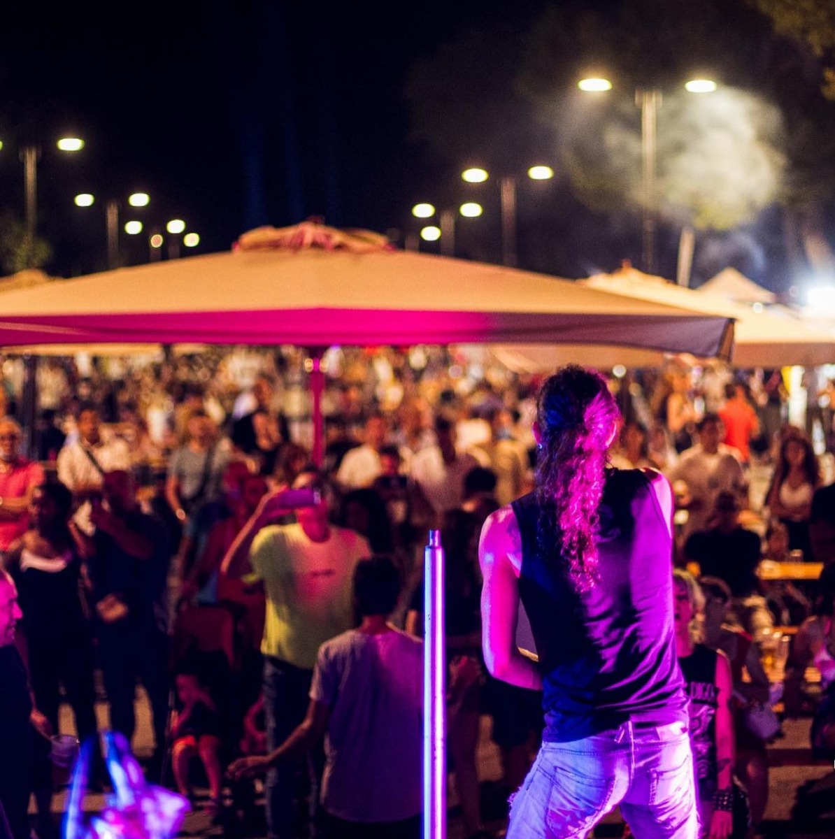 Rimini: Piazzale Fellini si accende per il Ferragosto tra birra, musica e street food -